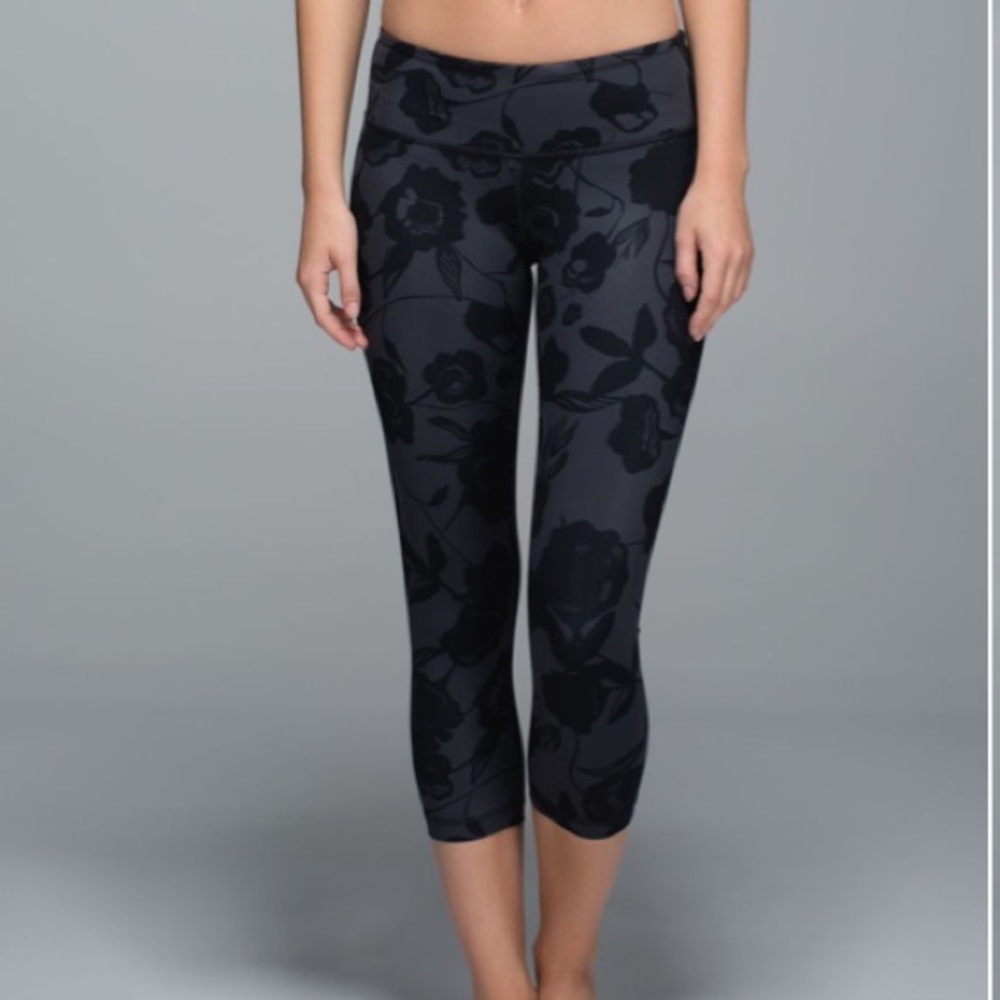 Lulu High-Rise Floral Print Capri Leggings - Black